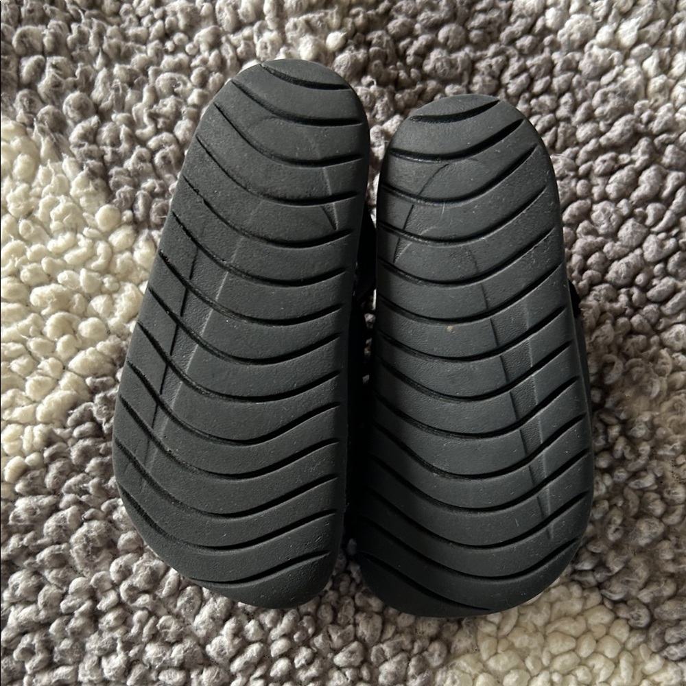 Nike Black Kids Slide Sandals with White Swoosh - Picture 4 of 7